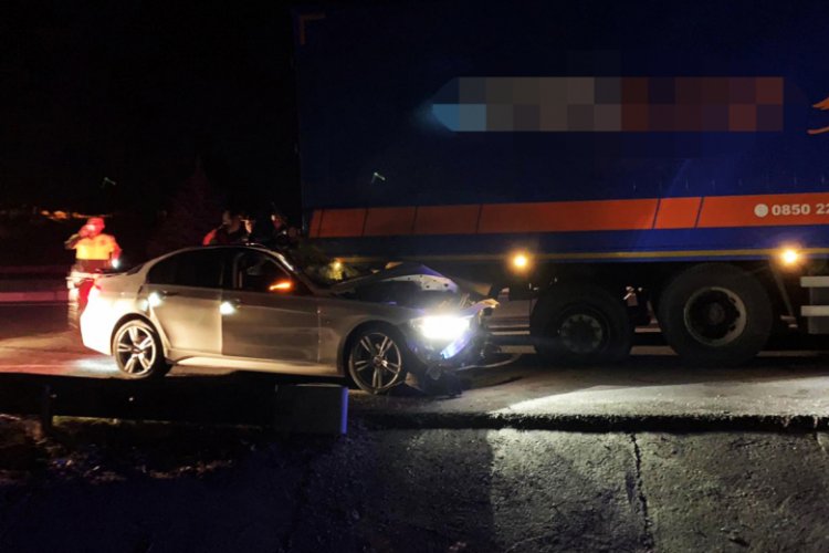 Otomobil kamyona &ccedil;arptı: 1 &ouml;l&uuml; 1 yaralı