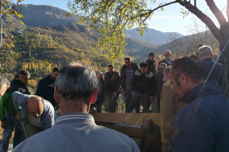 Ağa&ccedil;tan d&uuml;şen 3 &ccedil;ocuk babası hayatını kaybetti