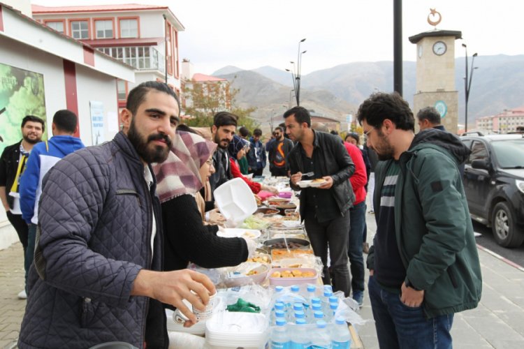 Sokak hayvanları yararına kermes d&uuml;zenlendi