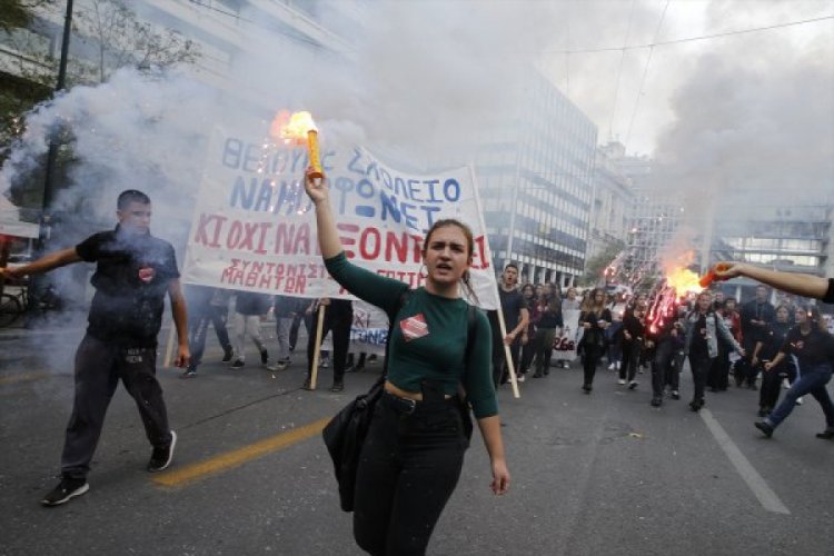 Yunanistan'da lise &ouml;ğrencileri sokakta