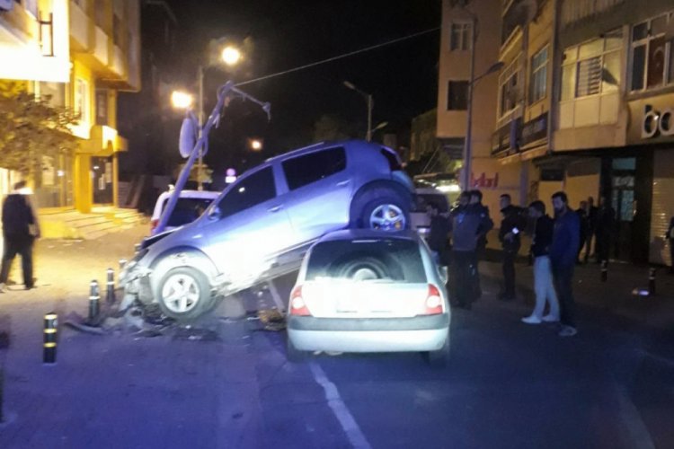 S&uuml;r&uuml;c&uuml;s&uuml;n&uuml;n kontrol&uuml;nden &ccedil;ıkan ara&ccedil;, arkadan &ccedil;arptığı aracın altına girdi