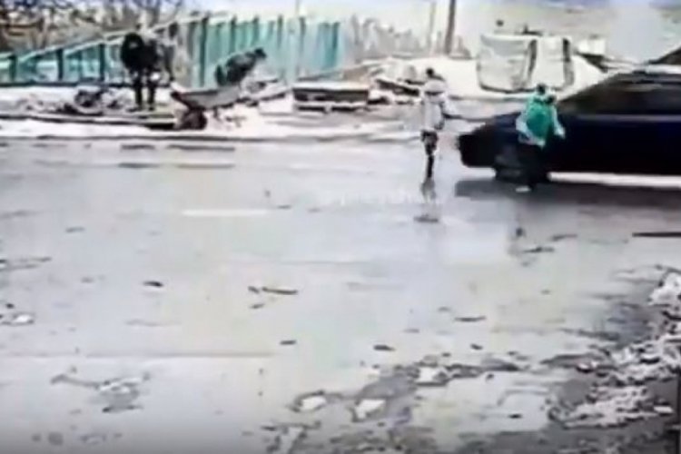 Rusya'da aracın &ccedil;arptığı &ccedil;ocuk metrelerce y&uuml;kseğe fırladı