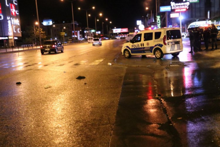 Otomobilin &ccedil;arptığı bisikletli &ouml;ld&uuml;