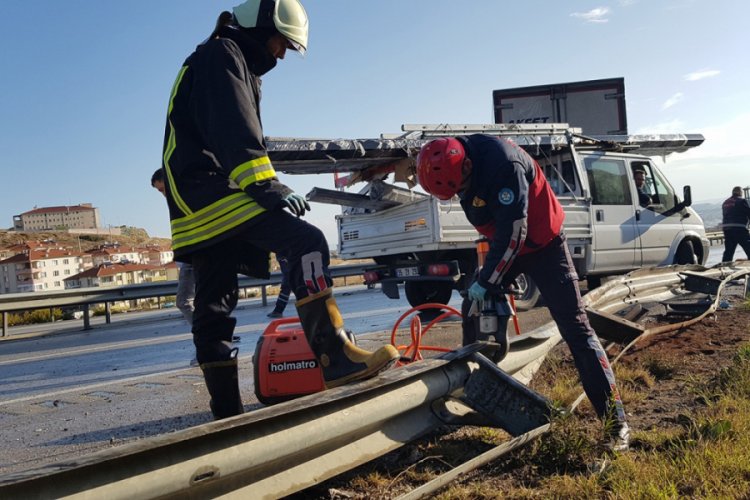 Yola d&ouml;k&uuml;len mazot zincirleme kazaya neden oldu