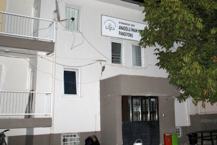 Yaslandığı pencerenin korkuluğu &ccedil;ıkınca 2'nci kattan d&uuml;şt&uuml;