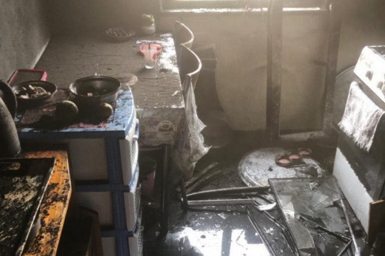 Elektrik kontağından &ccedil;ıkan yangın evi k&uuml;l etti