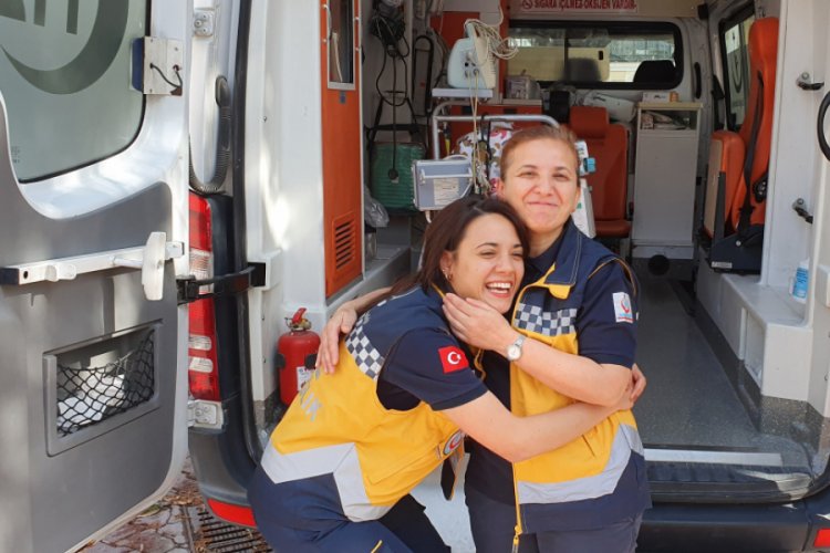 Anne kız aynı ambulansta bebeklerin hayatını kurtarıyor