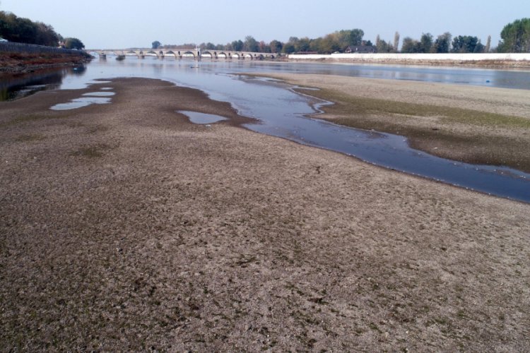 Meri&ccedil; Nehri'nde adacıklar oluştu, su kuyuları kurudu