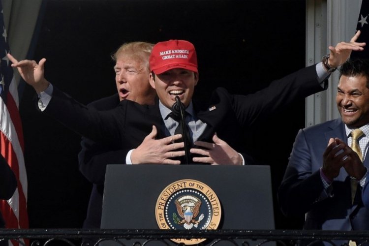 Trump beyzbol oyuncusuna arkadan sarıldı