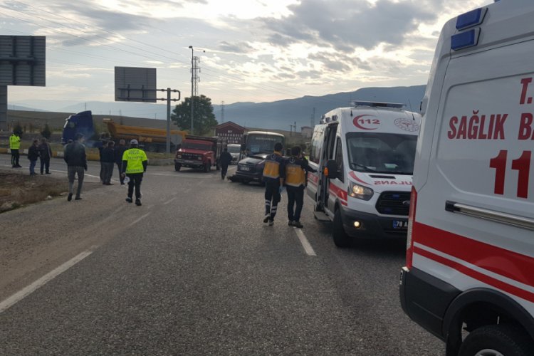 Cenazeye giden otomobil ile minib&uuml;s &ccedil;arpıştı