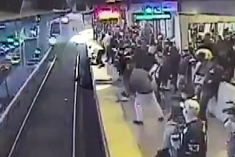 Tren gelirken raylara d&uuml;şen adam son saniyede kurtarıldı