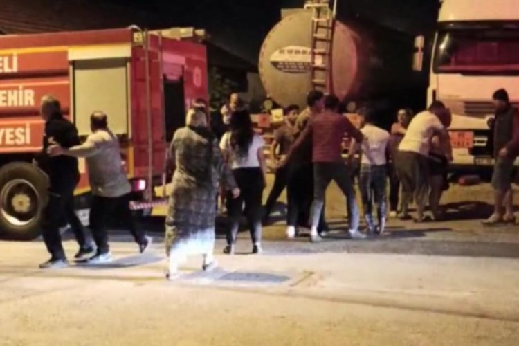 TIR'ı yanan s&uuml;r&uuml;c&uuml; ve yakınları itfaiye erine saldırdı