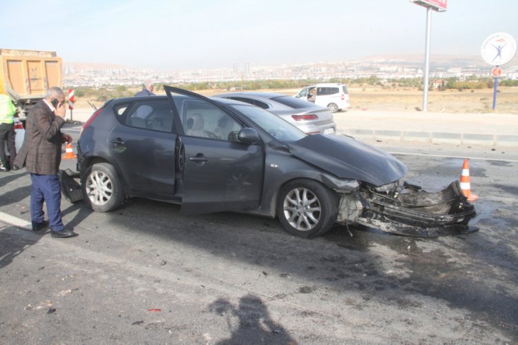 Elazığ'da ambulans ile otomobil &ccedil;arpıştı: 1'i ağır 7 yaralı