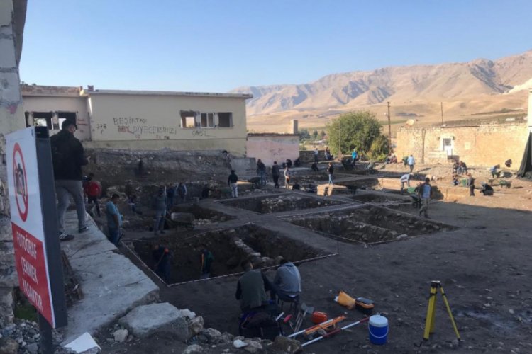 Hasankeyf'te yıkılan &ccedil;arşının altından Roma ve Sel&ccedil;uklu d&ouml;nemi eserler &ccedil;ıktı