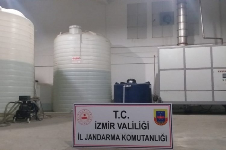 İzmir'de ka&ccedil;ak i&ccedil;ki imal edilen depoya jandarmadan şok baskın