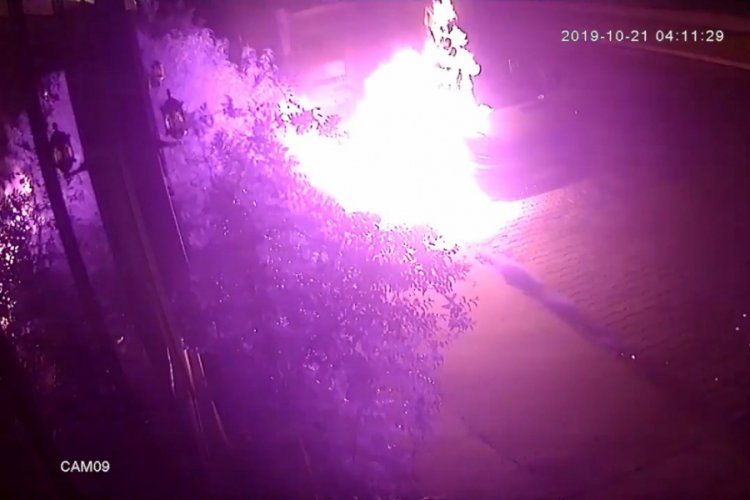 İnat&ccedil;ı kundak&ccedil;ı, ilk iki denemesinde başarılı olamayınca minib&uuml;se benzin d&ouml;k&uuml;p yaktı