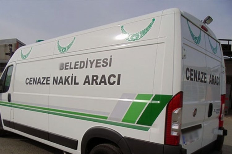 Kızını ziyaret ettiği apartta &ouml;l&uuml; bulundu