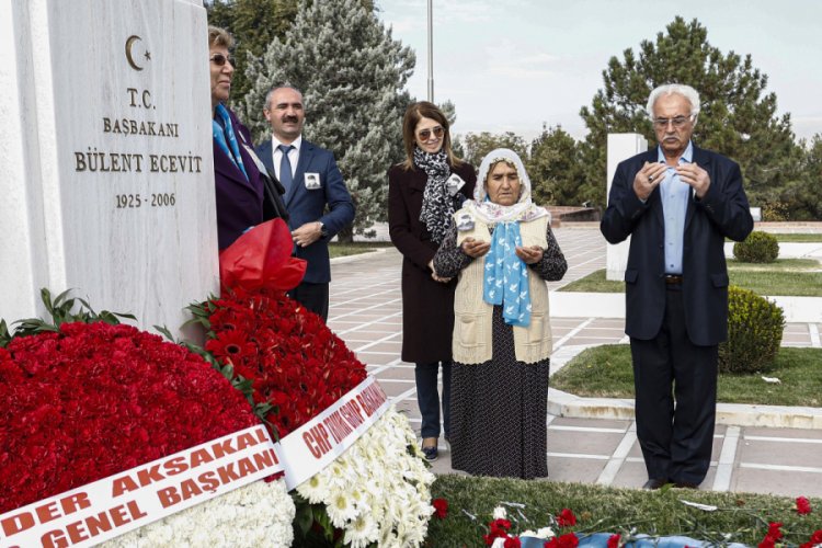 B&uuml;lent Ecevit, &ouml;l&uuml;m&uuml;n&uuml;n 13'&uuml;nc&uuml; yılında mezarı başında anıldı