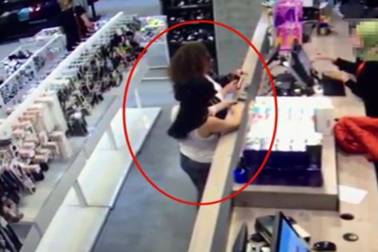 Hırsızlık zanlısı kadın &ccedil;aldığı telefonlarla yakalandı