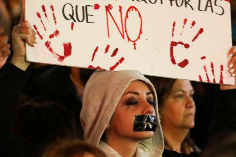 İspanyol kadınlar mahkemenin taciz kararını protesto etti