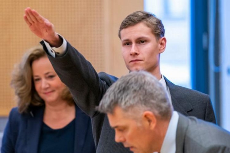 Cami saldırısının sanığı mahkemede Nazi selamı verdi