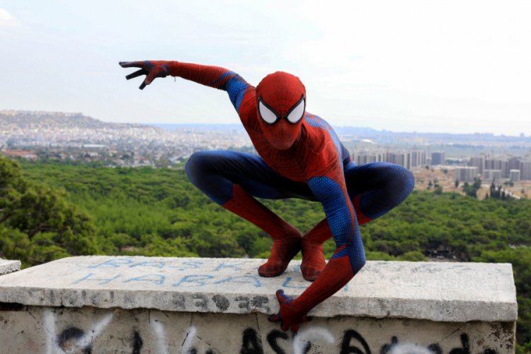 Antalyalı 'Spiderman' ekmeğini kost&uuml;m&uuml;nden kazanıyor