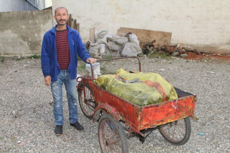 &Ccedil;&ouml;pte bulduğu altın dolu poşeti polise teslim etti