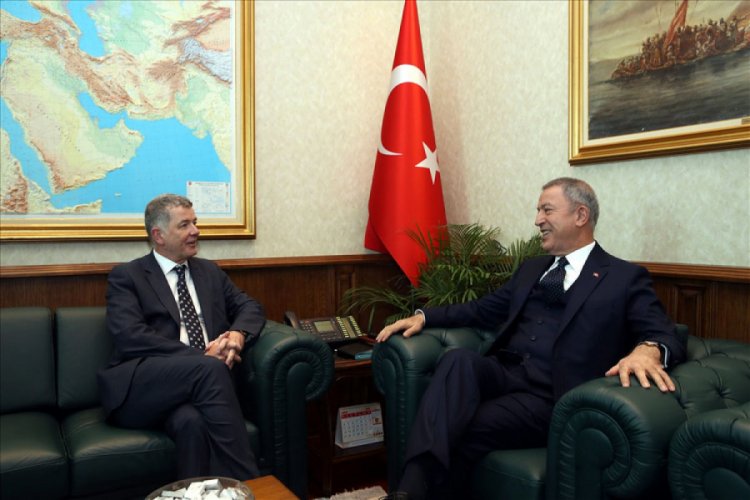 Bakan Akar'a İngiltere'den ziyaret&ccedil;i