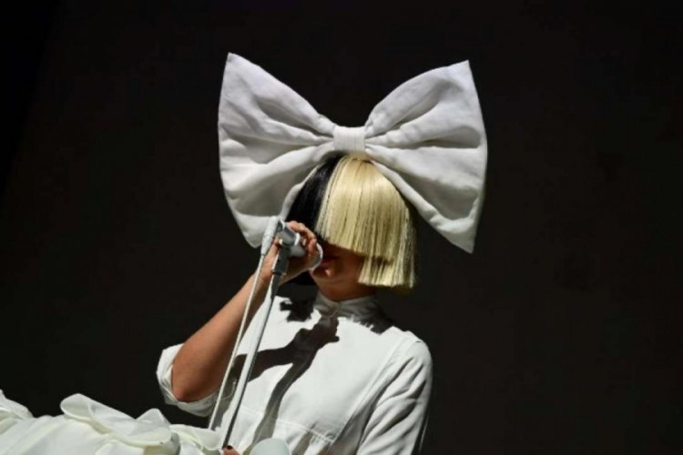 Sia: K&ouml;peğimin &ouml;l&uuml;m&uuml;n&uuml; ayık atlatmakta zorlanıyorum