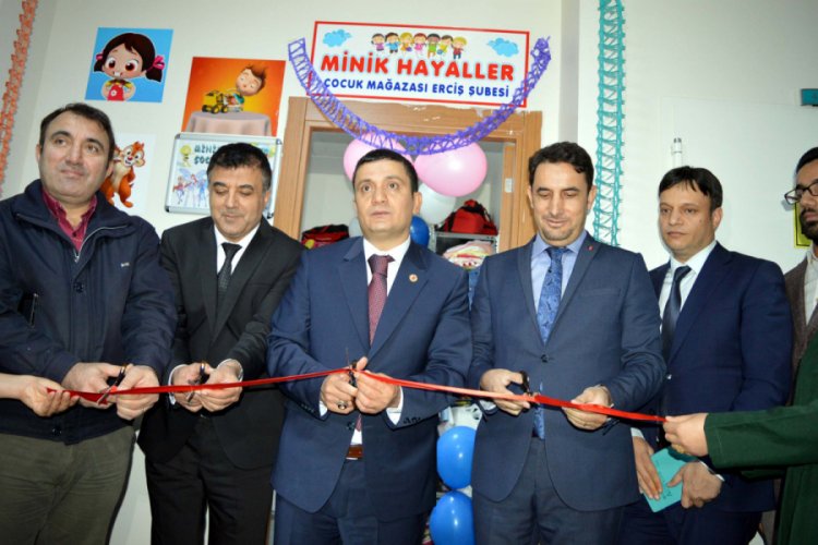 Erciş'te 'Minik Hayaller &Ccedil;ocuk Mağazası' a&ccedil;ıldı