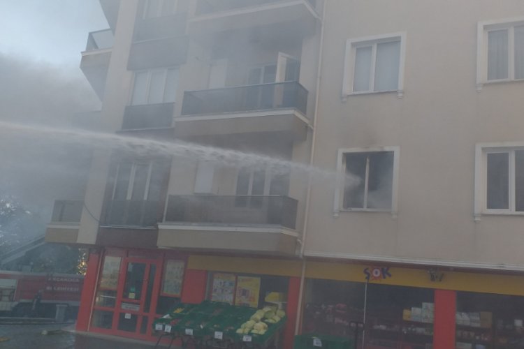 Yangında mahsur kalan şahsı itfaiye kurtardı