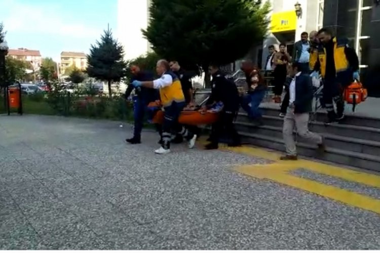 Oğlunun &ouml;ld&uuml;r&uuml;lmesiyle ilgili davaya gelmişti! Hayatını kaybetti