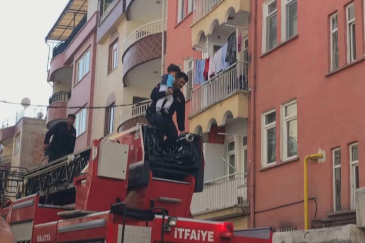 Yangın &ccedil;ıkan evde yalnız bırakılan &ccedil;ocuğu itfaiye kurtardı