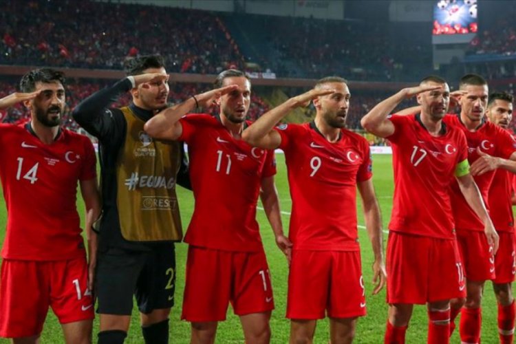 S&uuml;per Lig'deki 18 kul&uuml;pten UEFA'ya 'asker selamı' tepkisi