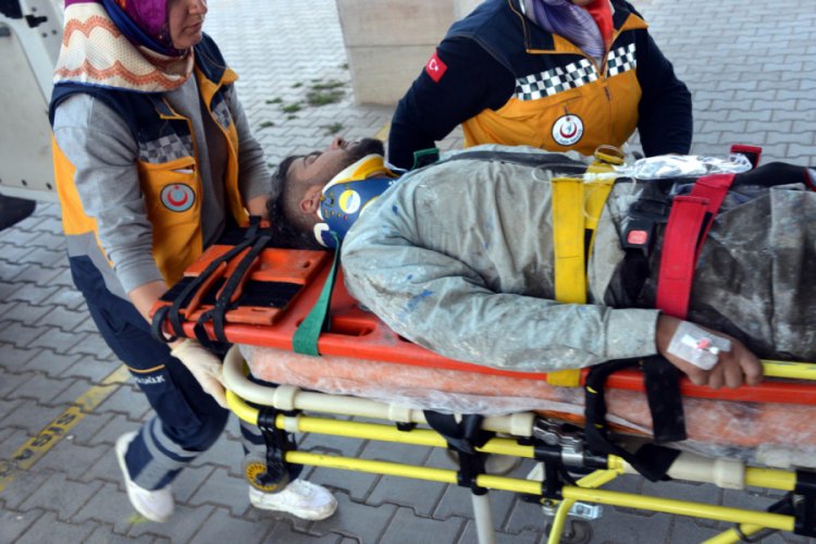 Halatı kopan iskeleden d&uuml;şen 2 iş&ccedil;i yaralandı