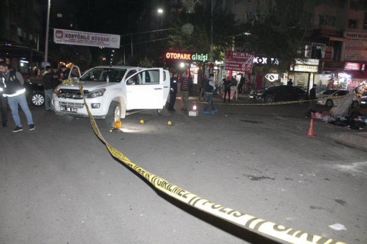 Aracın &ccedil;arptığı mahalle bek&ccedil;isi ağır yaralandı