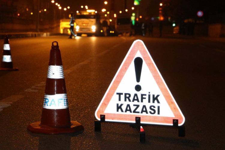 İş&ccedil;i servisi y&ouml;nlendirme direğine &ccedil;arptı: 10 yaralı