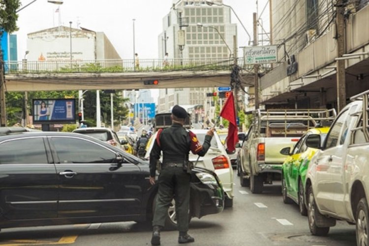 Tayland'da karakola saldırdı: 15 &ouml;l&uuml;