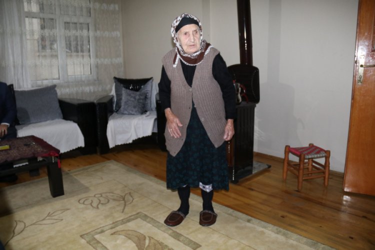 Rizeli 107 yaşındaki Emine nine uzun yaşamanın form&uuml;l&uuml;n&uuml; a&ccedil;ıkladı