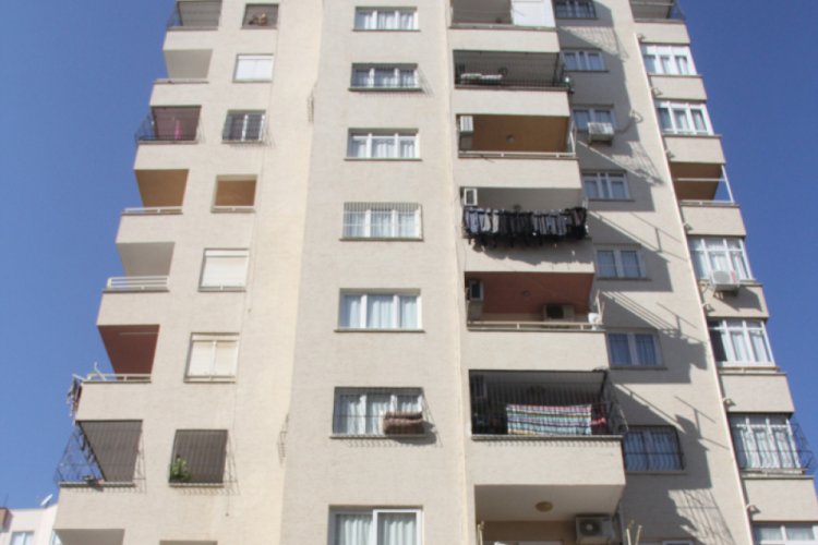 Pencerede asılı kalan &ccedil;ocuk &ouml;l&uuml;mden d&ouml;nd&uuml;