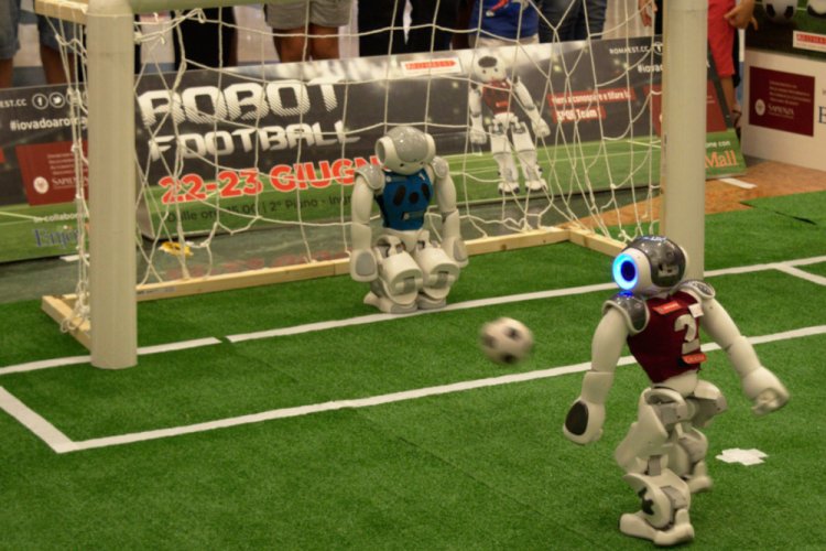 Robot futbolcular, insan rakiplerine karşı m&uuml;cadeleye hazırlanıyor
