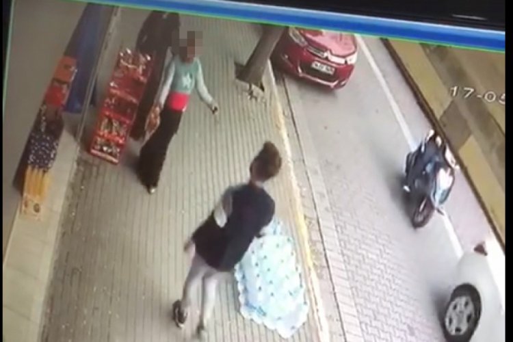 Parayı almakla su&ccedil;lanınca kimseye aldırmadan soyundu
