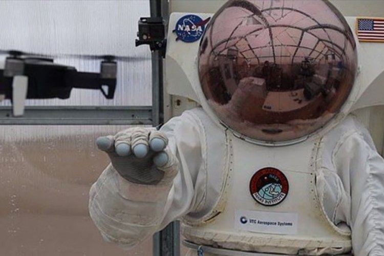 Astronotlar için akıllı eldiven