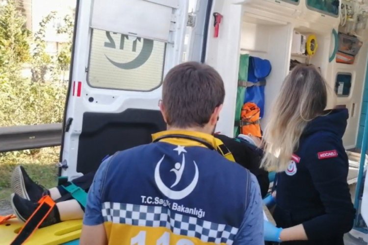 TEM Otoyolu'ndaki kazada otomobil hurdaya d&ouml;nd&uuml;