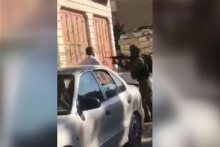 İsrail askeri Filistinli babaya &ccedil;ocuğunun &ouml;n&uuml;nde silah doğrulttu