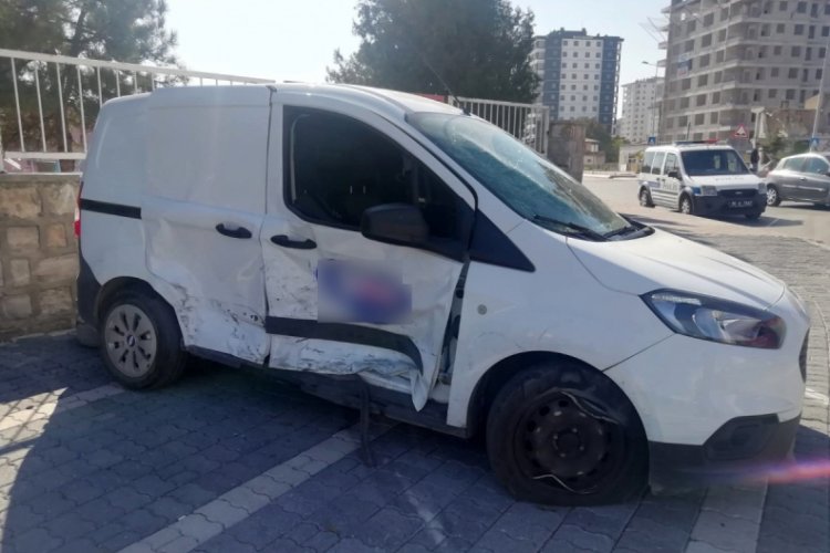 Okul &ouml;n&uuml;nde meydana gelen kazada faciadan d&ouml;n&uuml;ld&uuml;