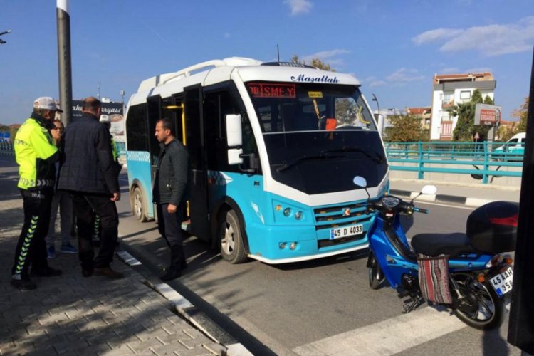 Minib&uuml;s ani fren yapınca d&uuml;şen 3 yolcu yaralandı