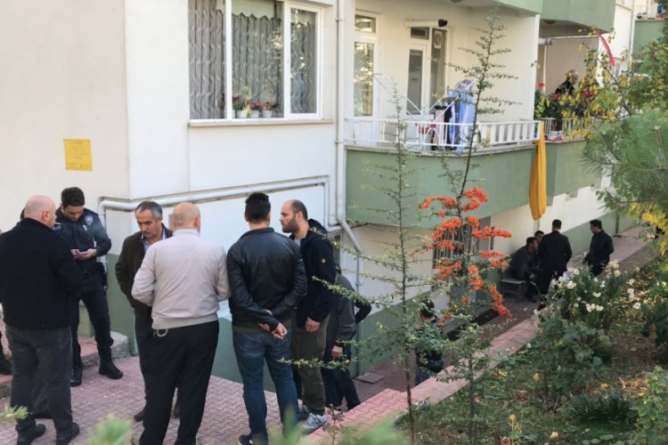 Gezmeye geldiği tanıdığının evinde intihar etti
