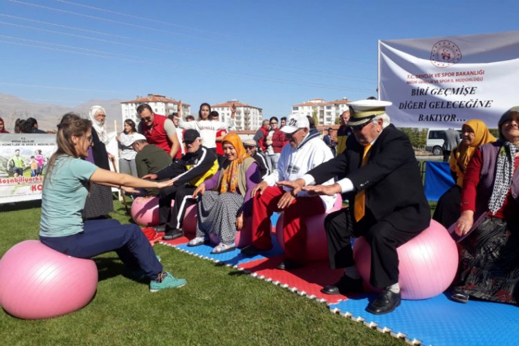 Huzurevi sakinleri, gen&ccedil;lerle geleneksel oyunlar oynadı