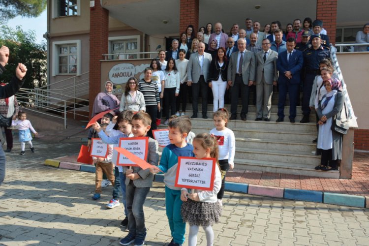 Minik &ouml;ğrencilerden Mehmet&ccedil;iğe atkı hediyesi